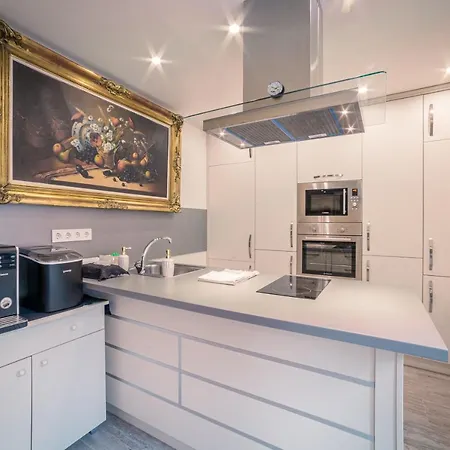 Case de vacanță The Gallery - Garden And Garage